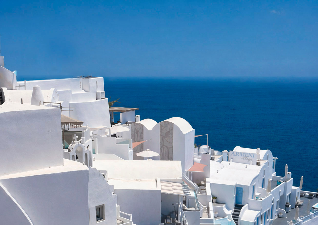 Santorini – widok z balkonu na białe domy i błękitne morze, inspiracja do obrazu olejnego