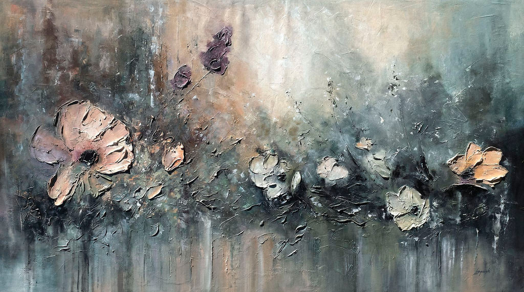 Obraz abstrakcyjny „Ogród niedopowiedzeń” 180 × 100 cm – nowoczesne malarstwo kwiatowe z wyrazistą fakturą farby w odcieniach szarości, błękitu, beżu i pudrowego różu, na ścianie przytulnego salonu.