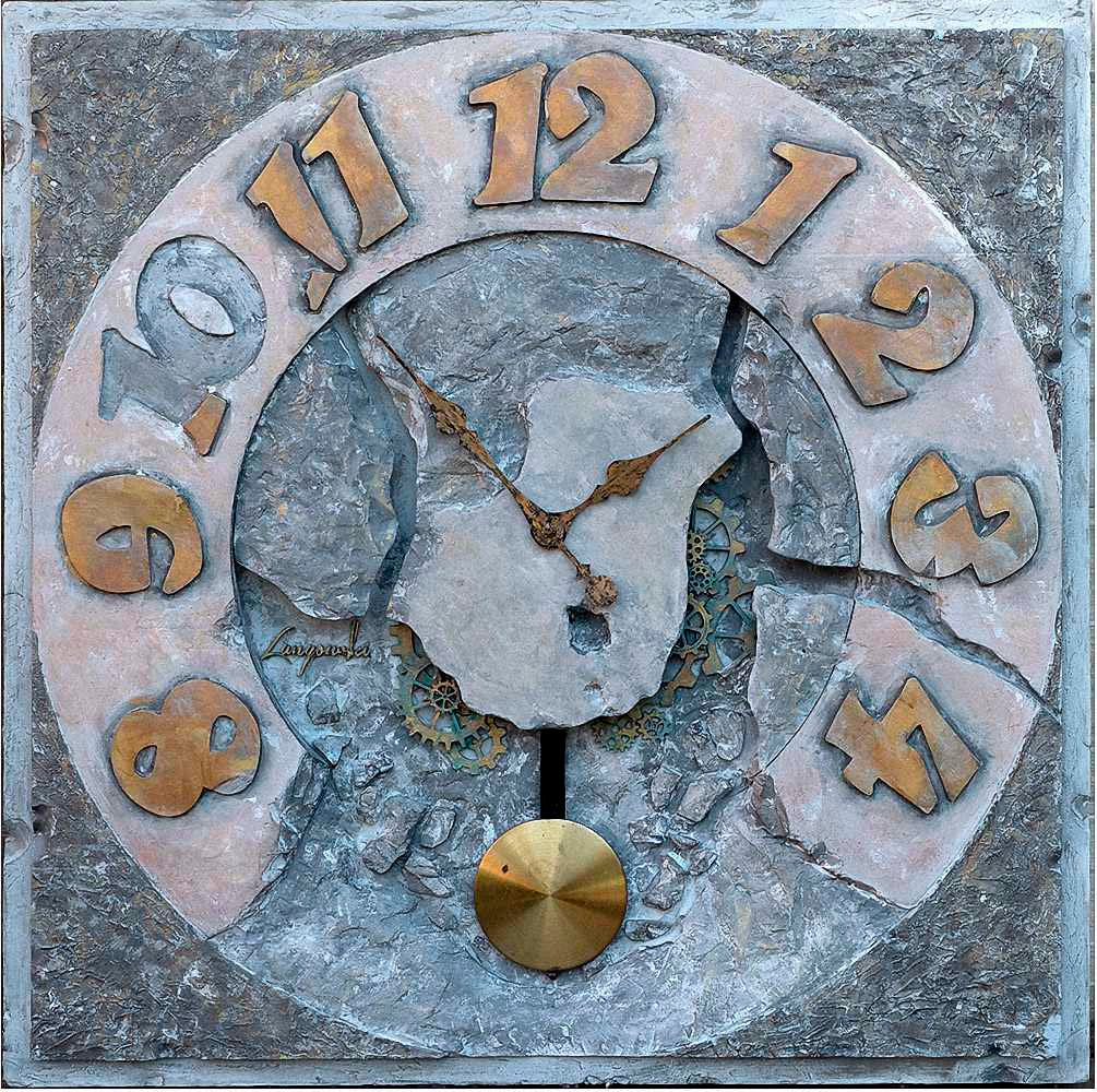 duży zegar nad kominkiem